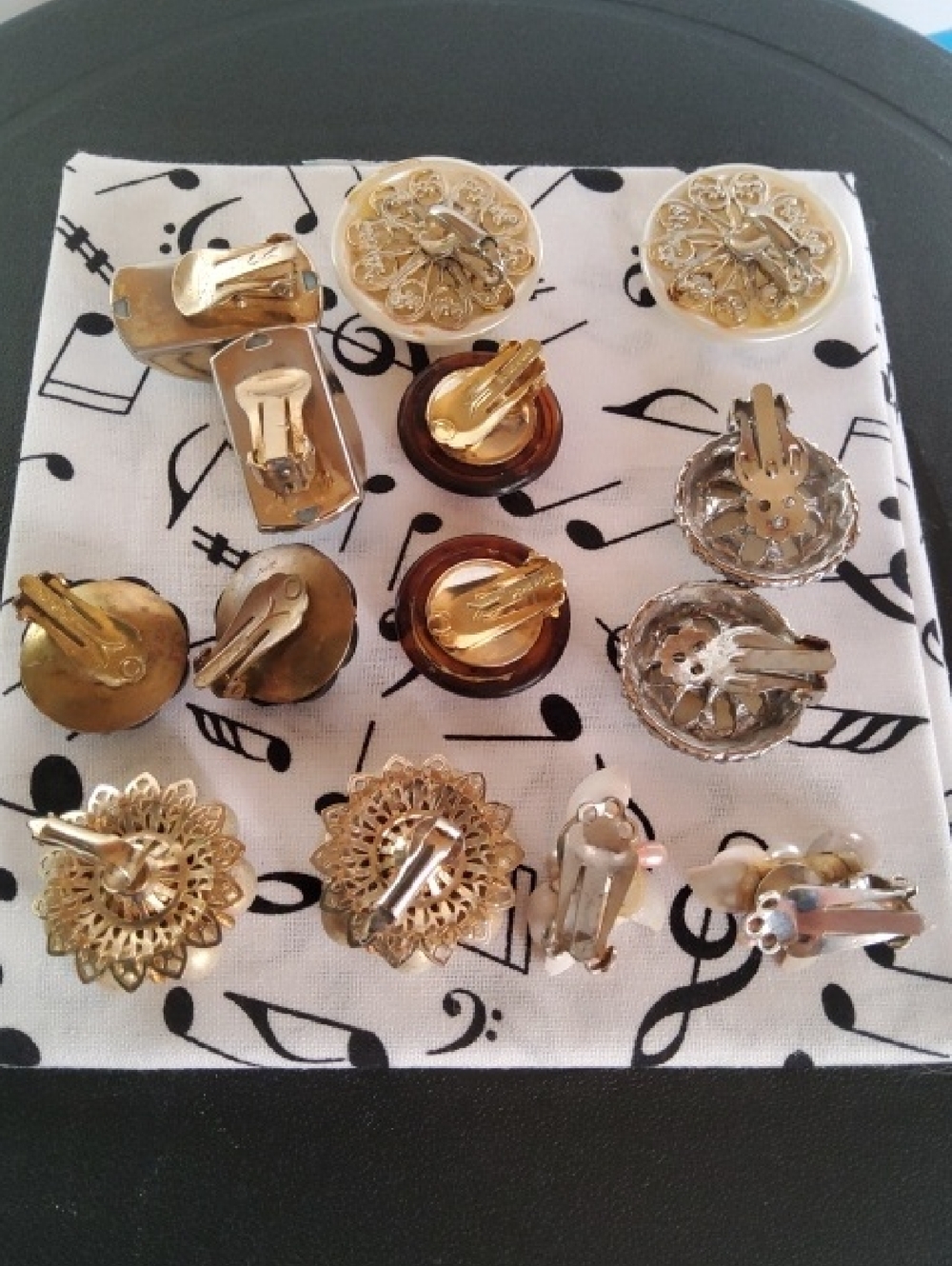 Vintage Lot Clip-on Earrings Hong Kong. - Picture 7 of 8